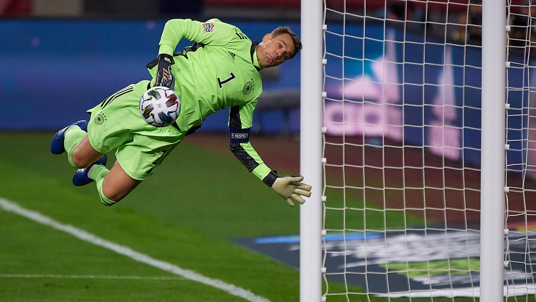Manuel Neuer: Beim Spiel gegen Spanien kassierte die DFB-Elf sechs Gegentore. Manuel Neuer: Beim Spiel gegen Spanien kassierte die DFB-Elf sechs Gegentore.