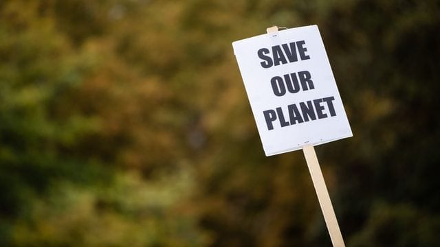 Die Klimabewegung Fridays for Future will trotz der Corona-Krise im Herbst wieder weltweit auf den Straßen demonstrieren. Die Klimabewegung Fridays for Future will trotz der Corona-Krise im Herbst wieder weltweit auf den Straßen demonstrieren.