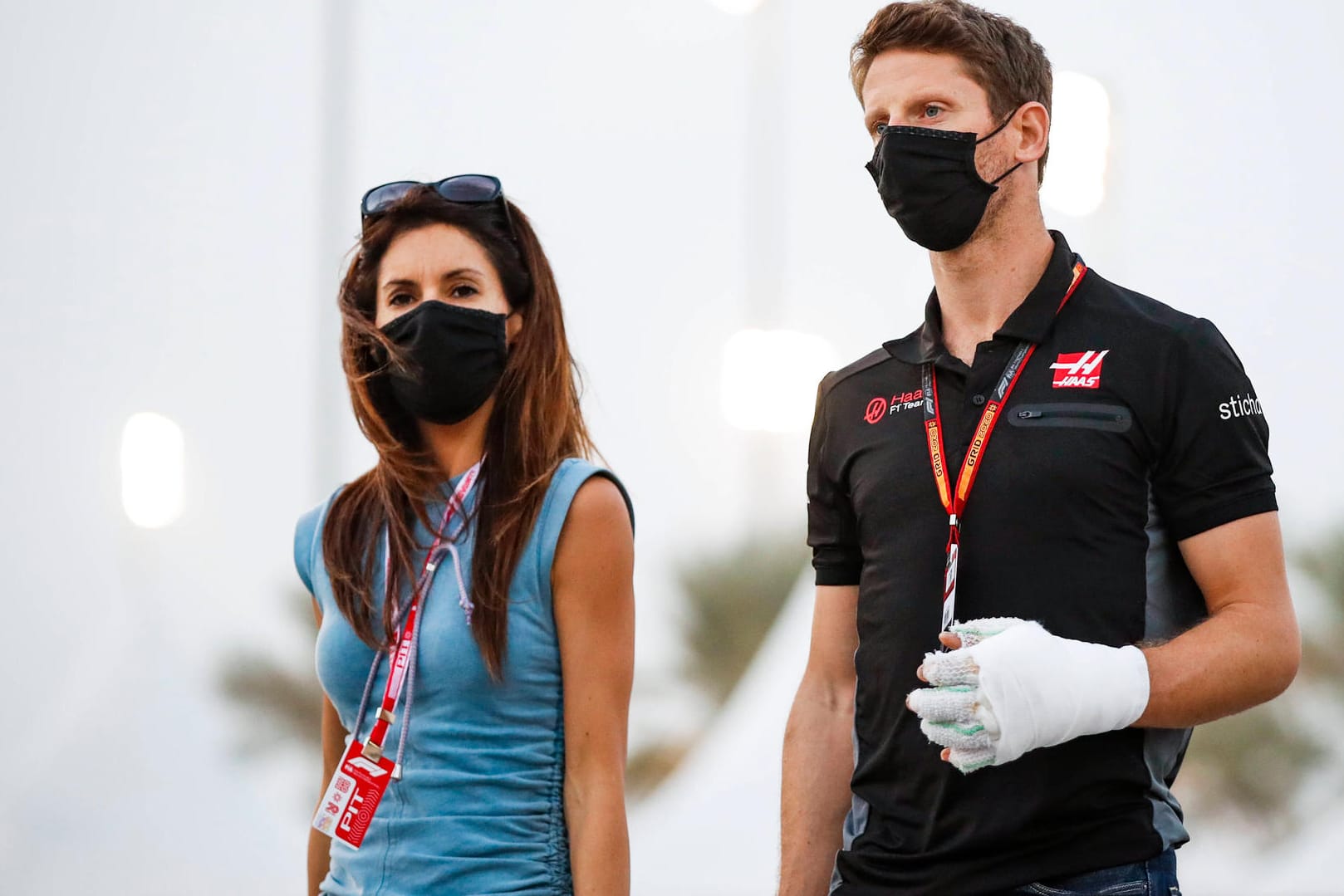 Romain Grosjean: Der Franzose mit seinen verbundenen Händen und seiner Frau Marion Jolles.