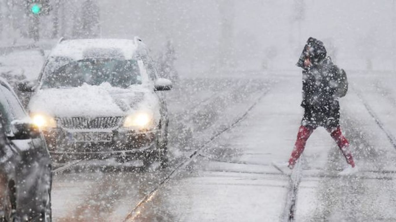 Bei heftigem Schneefall ist auf den Straßen mit Verzögerungen zu rechnen.