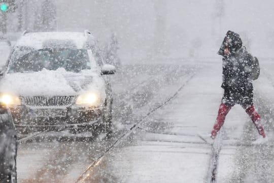 Bei heftigem Schneefall ist auf den Straßen mit Verzögerungen zu rechnen.