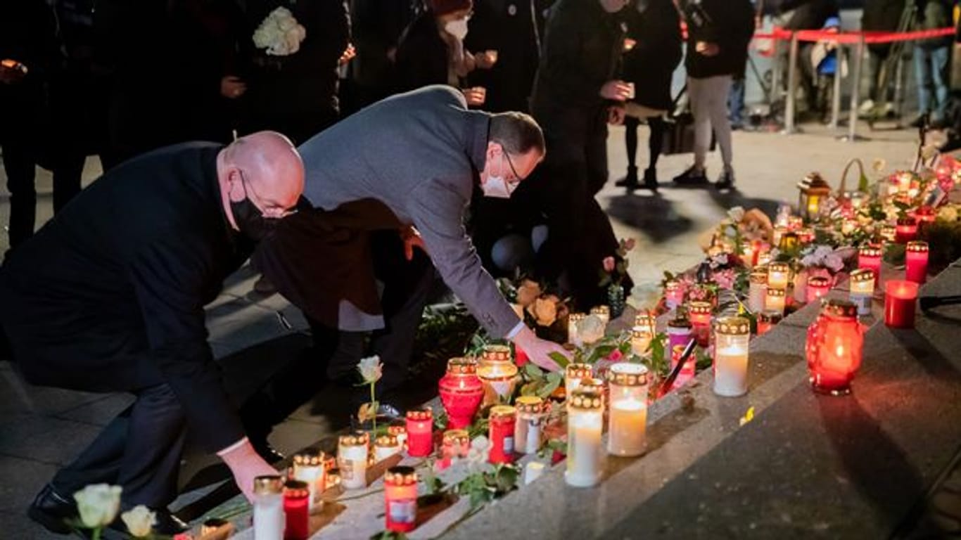 Michael Müller (SPD, M), Regierender Bürgermeister von Berlin, und Edgar Franke (SPD), Opferbeauftragter der Bundesregierung, legen bei einer Gedenkfeier am vierten Jahrestag des islamistischen Anschlags auf den Weihnachtsmarkt am Breitscheidplatz Kerzen nieder.