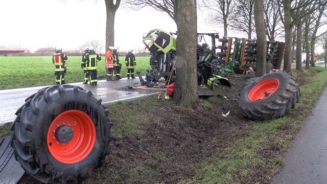 Unfallstelle in Niedersachsen: Die bei einem Unfall abgerissenen Reifen eines völlig zerstörten Traktors liegen in einem Straßengraben. Unfallstelle in Niedersachsen: Die bei einem Unfall abgerissenen Reifen eines völlig zerstörten Traktors liegen in einem Straßengraben.