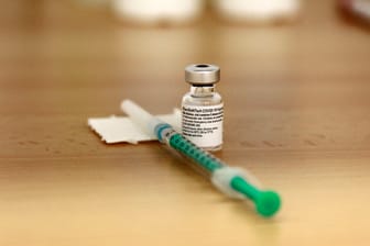Eine Spritze liegt auf einem Tisch (Symbolbild): In Hagen hat ein Mann ohne Arztzulassung im Impfzentrum gearbeitet.