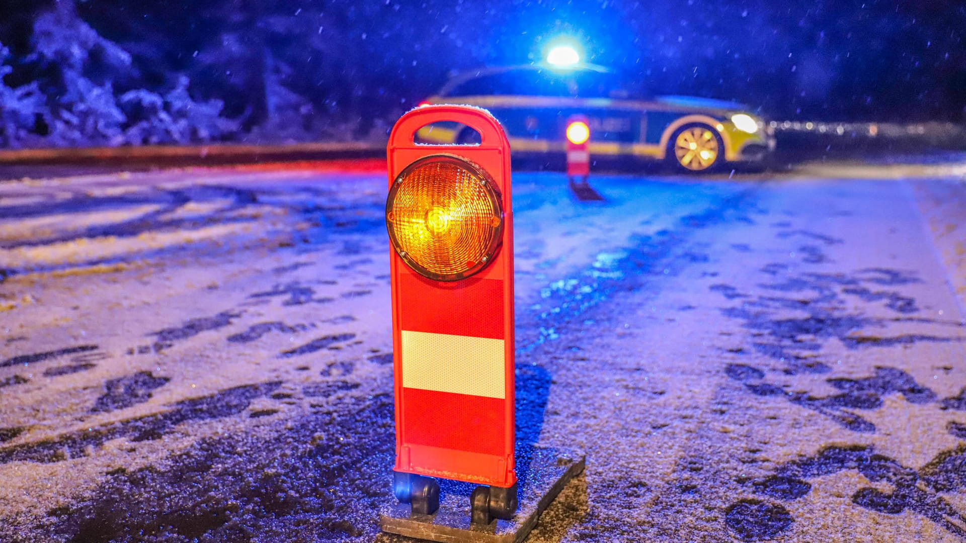 Schnee auf der Fahrbahn (Archivbild): In Karlsruhe waren die Straßen wegen der winterlichen Temperaturen glatt.