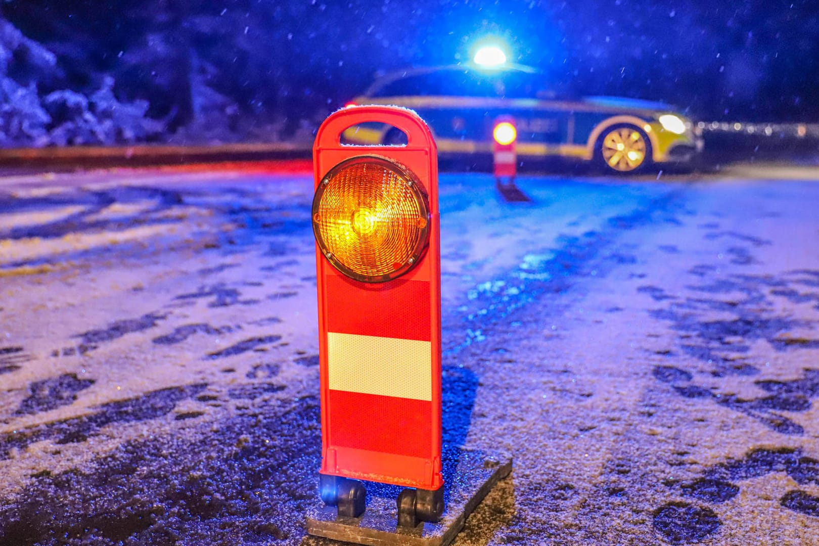 Schnee auf der Fahrbahn (Archivbild): In Karlsruhe waren die Straßen wegen der winterlichen Temperaturen glatt.