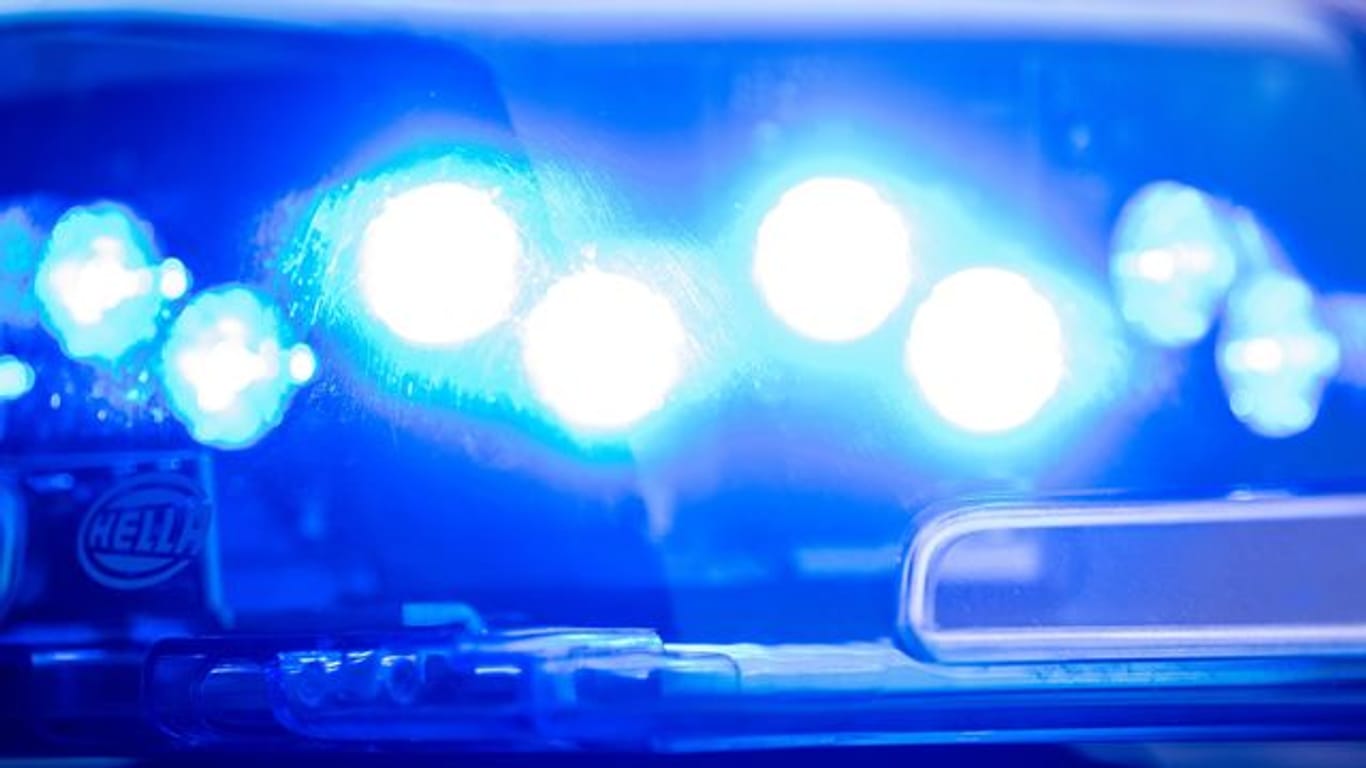 Ein Blaulicht leuchtet an einer Polizeistreife (Symbolbild): Ein halb nackter Mann hat die Erfurter Polizei auf Trab gehalten.
