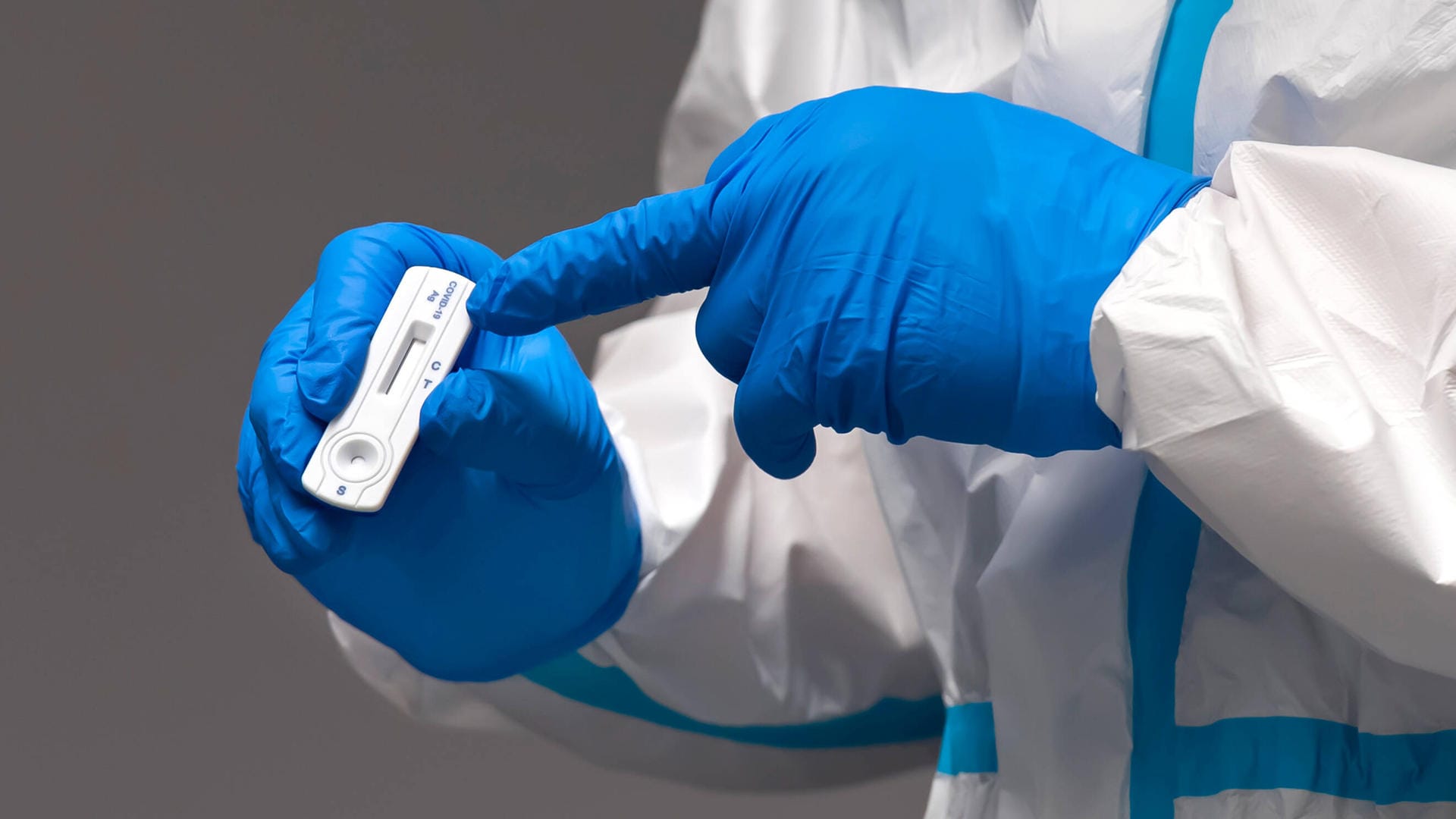 Eine Person hält einen Corona-Schnelltest in der Hand (Symbolbild): In Berlin sollen Antigen-Tests an Schulen bald flächendeckend zur Verfügung stehen. Eine Person hält einen Corona-Schnelltest in der Hand (Symbolbild): In Berlin sollen Antigen-Tests an Schulen bald flächendeckend zur Verfügung stehen.