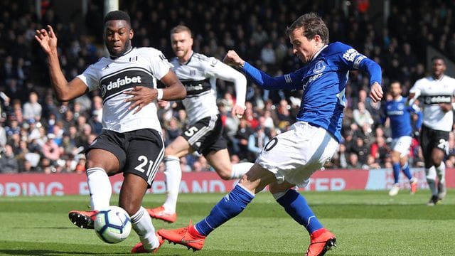 Timothy Fosu-Mensah (l) wechselt zu Bayer Leverkusen.