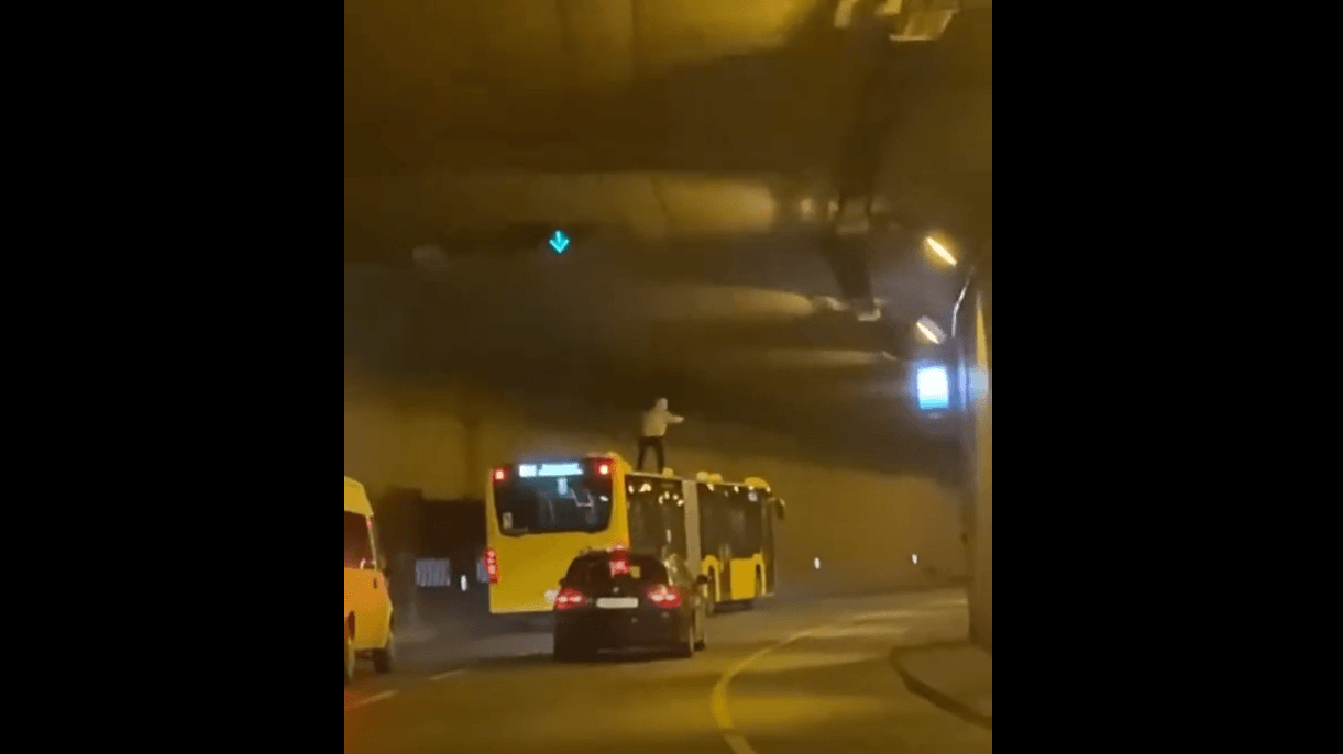 Ein Mann steht auf einem BVG-Bus (Bildschirmfoto): Gegen den Mann wird bereits ermittelt.