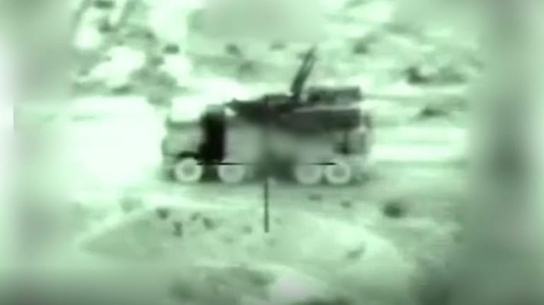 Militärfahrzeug im Fadenkreuz der Israelischen Luftwaffe (Archivbild): Bei einer Reihe von Luftangriffen in Syrien soll Israel Teheran-treue Milizen unter Feuer genommen haben.