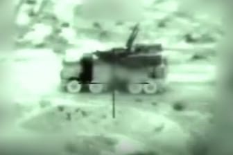 Militärfahrzeug im Fadenkreuz der Israelischen Luftwaffe (Archivbild): Bei einer Reihe von Luftangriffen in Syrien soll Israel Teheran-treue Milizen unter Feuer genommen haben.