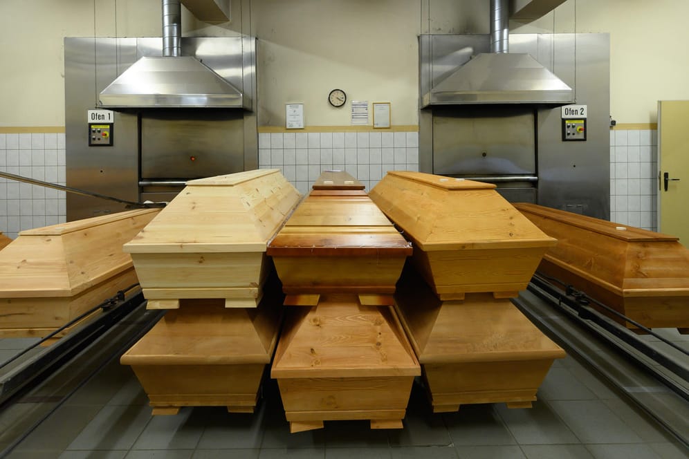 Särge mit Verstorbenen, die an oder mit dem Coronavirus gestorben sind, stehen im Krematorium in Döbeln: In Dresden müssen nun die Kapazitäten der Kühlräume erweitert werden.