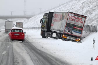 Ein LKW ist in Thüringen von der Autobahn abgekommen: Das Winterwetter hat in vielen Teilen Deutschlands für Verkehrschaos gesorgt.