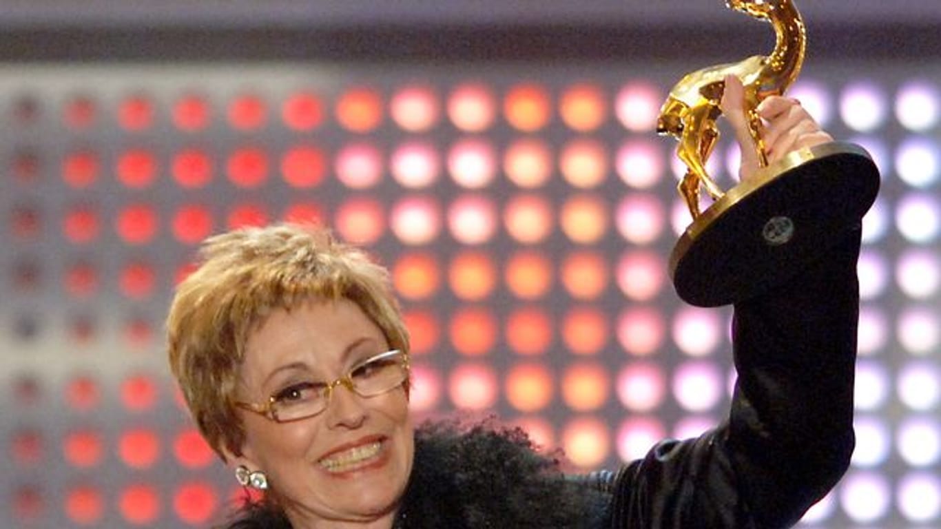 Caterina Valente erhält 2005 den Ehren-Bambi.