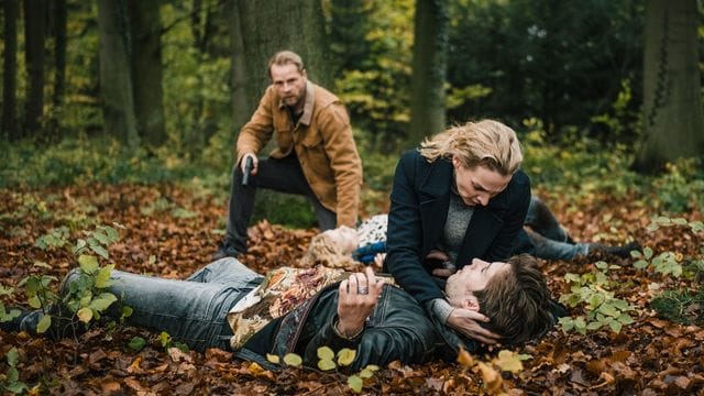 Im Wald: Hinnerk Schönemann (l-r) als Hauke Jacobs, Jana Klinge als Hannah Wagner und Slavko Popadic als Maik Lisek. Im Wald: Hinnerk Schönemann (l-r) als Hauke Jacobs, Jana Klinge als Hannah Wagner und Slavko Popadic als Maik Lisek.