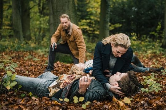 Im Wald: Hinnerk Schönemann (l-r) als Hauke Jacobs, Jana Klinge als Hannah Wagner und Slavko Popadic als Maik Lisek.