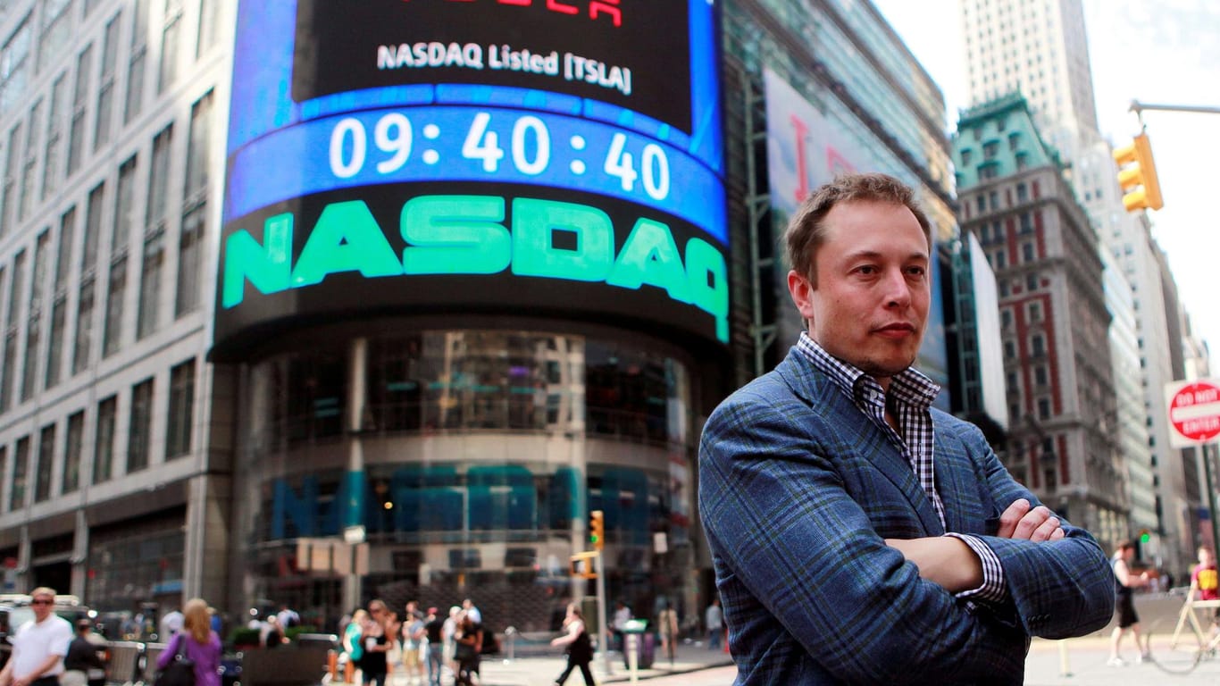 Der CEO von Tesla, Elon Musk, steht vor dem Gebäude der US-Börse Nasdaq. Der Autobauer soll 158.000 Fahrzeuge der S-Serie zurückrufen