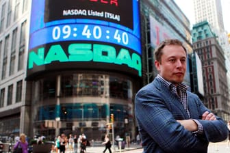Der CEO von Tesla, Elon Musk, steht vor dem Gebäude der US-Börse Nasdaq. Der Autobauer soll 158.000 Fahrzeuge der S-Serie zurückrufen