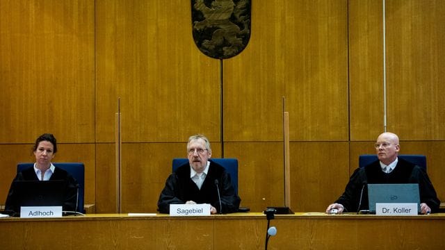 Der Vorsitzende Richter Thomas Sagebiel sitzt mit seinen beisitzenden Richtern an einem weiteren Verhandlungstag im Gerichtssaal des Oberlandesgerichts Frankfurt. Der Vorsitzende Richter Thomas Sagebiel sitzt mit seinen beisitzenden Richtern an einem weiteren Verhandlungstag im Gerichtssaal des Oberlandesgerichts Frankfurt.