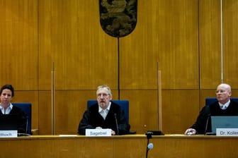 Der Vorsitzende Richter Thomas Sagebiel sitzt mit seinen beisitzenden Richtern an einem weiteren Verhandlungstag im Gerichtssaal des Oberlandesgerichts Frankfurt.
