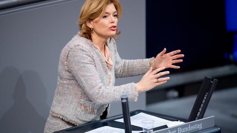 Die stellvertretende CDU-Vorsitzende Julia Klöckner spricht im Bundestag. Sie gesteht dem Parteichef den Anspruch auf die Kanzlerkandidatur zu.