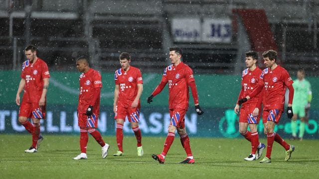 Die Bayern-Spieler verlassen nach dem Pokal-Aus in Kiel frustriert den Rasen. Die Bayern-Spieler verlassen nach dem Pokal-Aus in Kiel frustriert den Rasen.