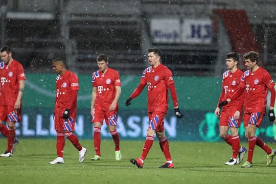 Die Bayern-Spieler verlassen nach dem Pokal-Aus in Kiel frustriert den Rasen.