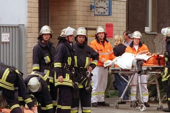 Das Archivbild zeigt Rettungskräfte bei der Versorgung von Verletzten vor dem S-Bahnhof Wehrhahn.