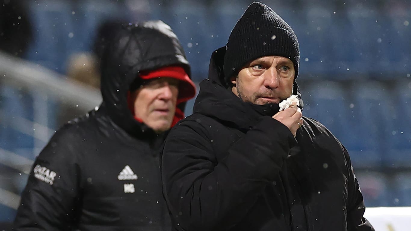 Enttäuscht: Bayern-Cheftrainer Hansi Flick (r.) und Assistent Hermann Gerland.