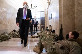Abstimmung unter strenger Bewachung: Der demokratische Fraktionsvorsitzende Steny Hoyer läuft an Soldaten der Nationalgarde vorbei, die im US-Kongress kampieren.