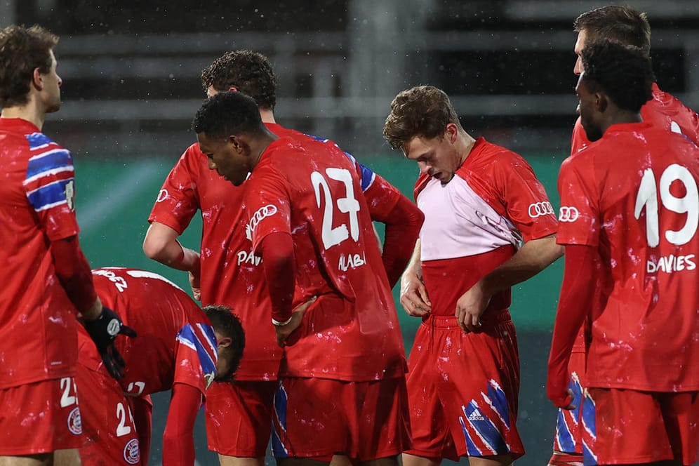 Die geschlagenen Spieler des FC Bayern: Mit der Niederlage in Kiel hatte wohl kaum jemand von ihnen gerechnet.