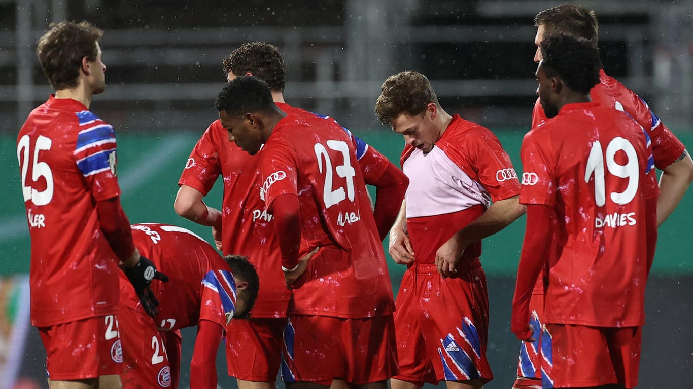 Die geschlagenen Spieler des FC Bayern: Mit der Niederlage in Kiel hatte wohl kaum jemand von ihnen gerechnet.