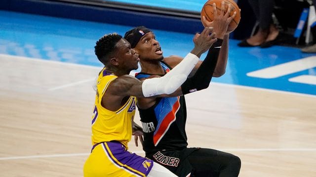 Shai Gilgeous-Alexander (r) von den Oklahoma City Thunder und Dennis Schröder von den Los Angeles Lakers in Aktion.