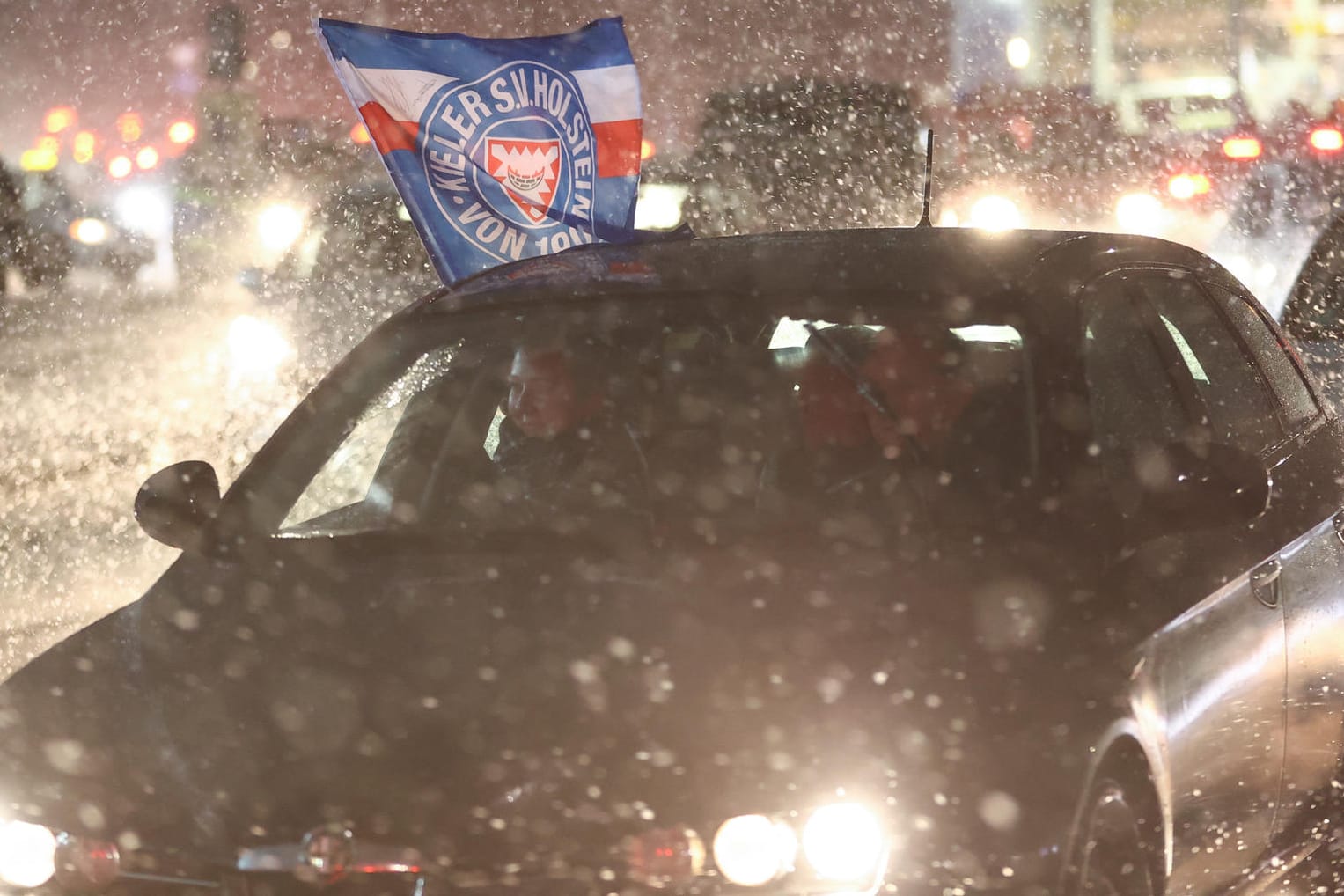 Feiernde Fans von Holstein Kiel: Die Pokal-Sensation hielt die Anhänger des Zweitligisten noch lange auf den Beinen.