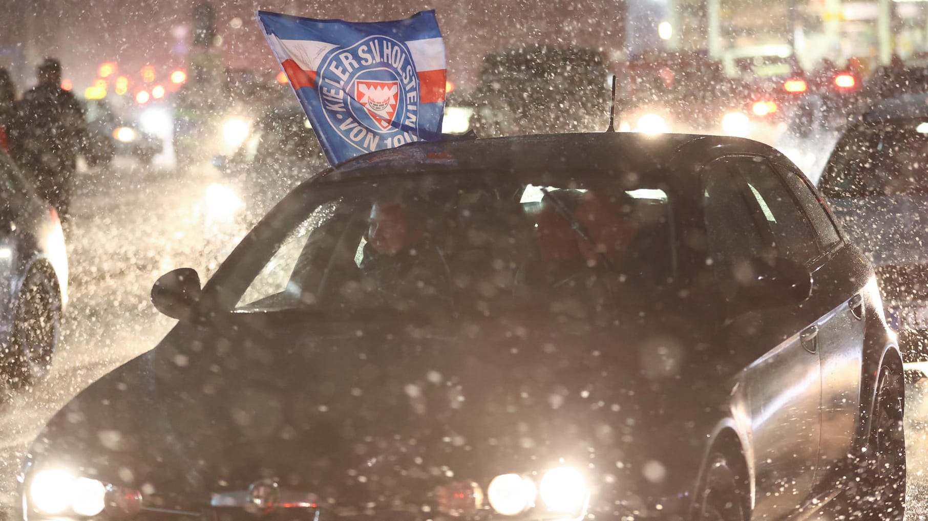 Feiernde Fans von Holstein Kiel: Die Pokal-Sensation hielt die Anhänger des Zweitligisten noch lange auf den Beinen.