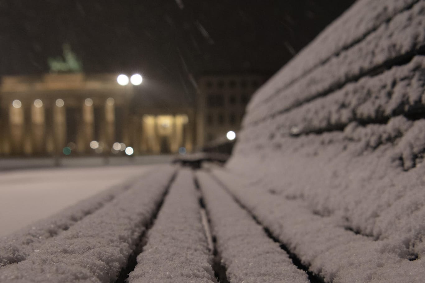 Schnee liegt auf einer Bank auf dem Pariser Platz vor dem Brandenburger Tor in Berlin: In der Hauptstadt und in Brandenburg wird es die nächsten Tage kalt.