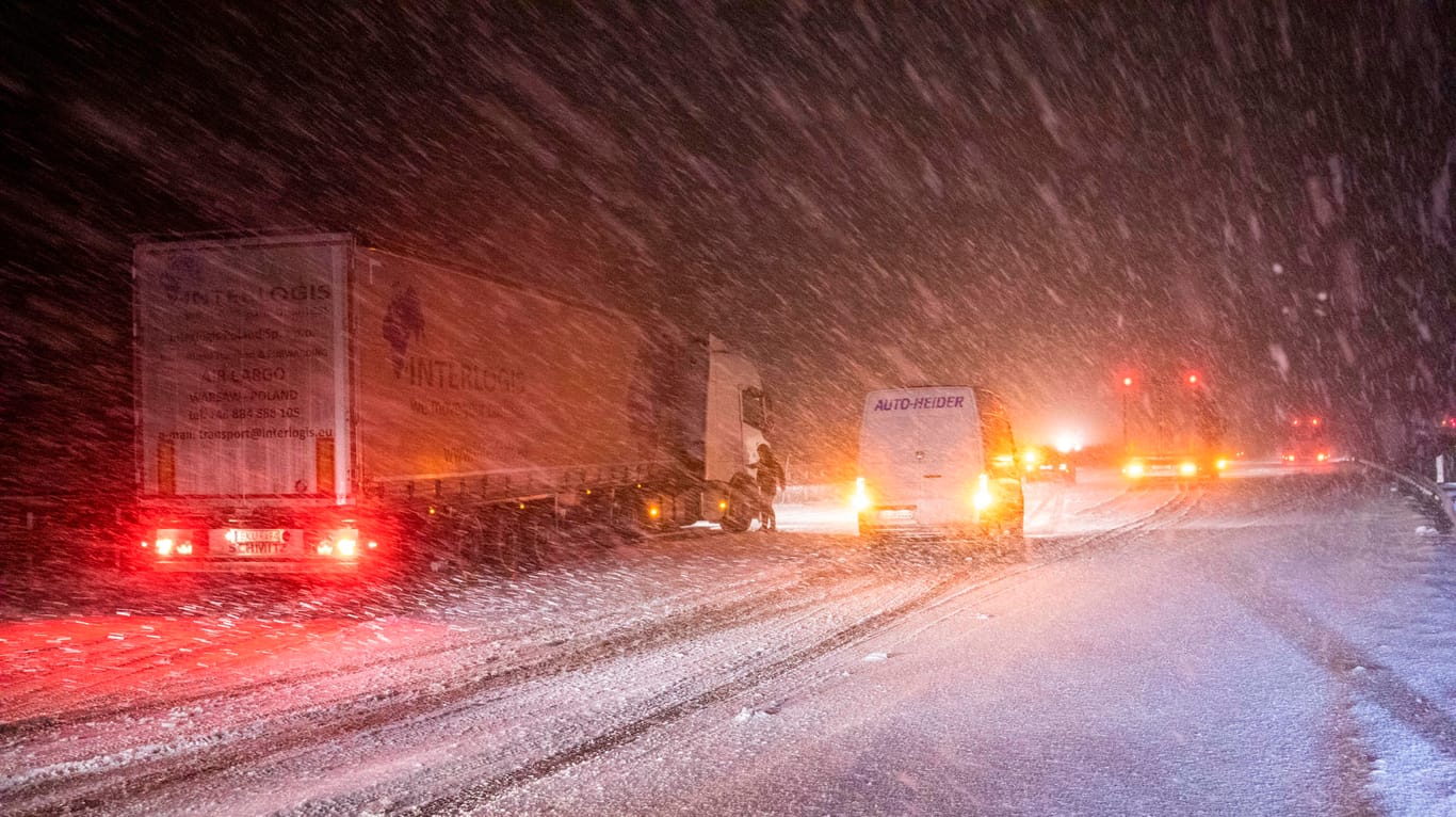 Lastwagen auf der Autobahn 4: An der Anschlussstelle Siebenlehn standen mehrere Lkw quer, auch der Winterdienst kam nicht mehr durch.