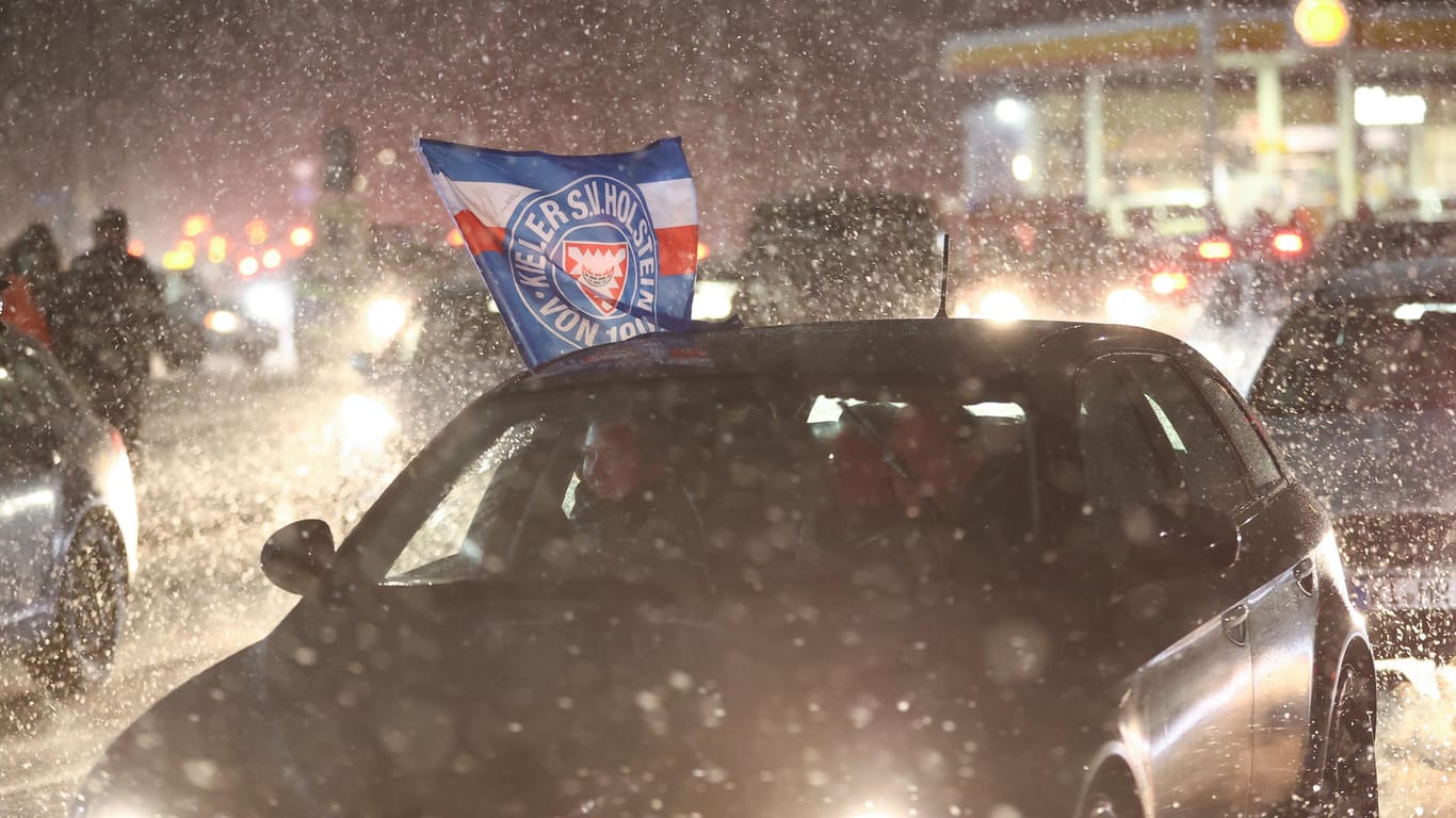 Ein Auto, aus dem eine Holstein Kiel Flagge weht: Die Fans feierten nach dem historischen Sieg ihrer Mannschaft.