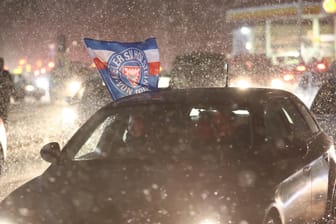 Ein Auto, aus dem eine Holstein Kiel Flagge weht: Die Fans feierten nach dem historischen Sieg ihrer Mannschaft.