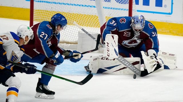 Avalanche-Keeper Philipp Grubauer (r) musste mit Colorado eine Niederlage gegen St. Avalanche-Keeper Philipp Grubauer (r) musste mit Colorado eine Niederlage gegen St.