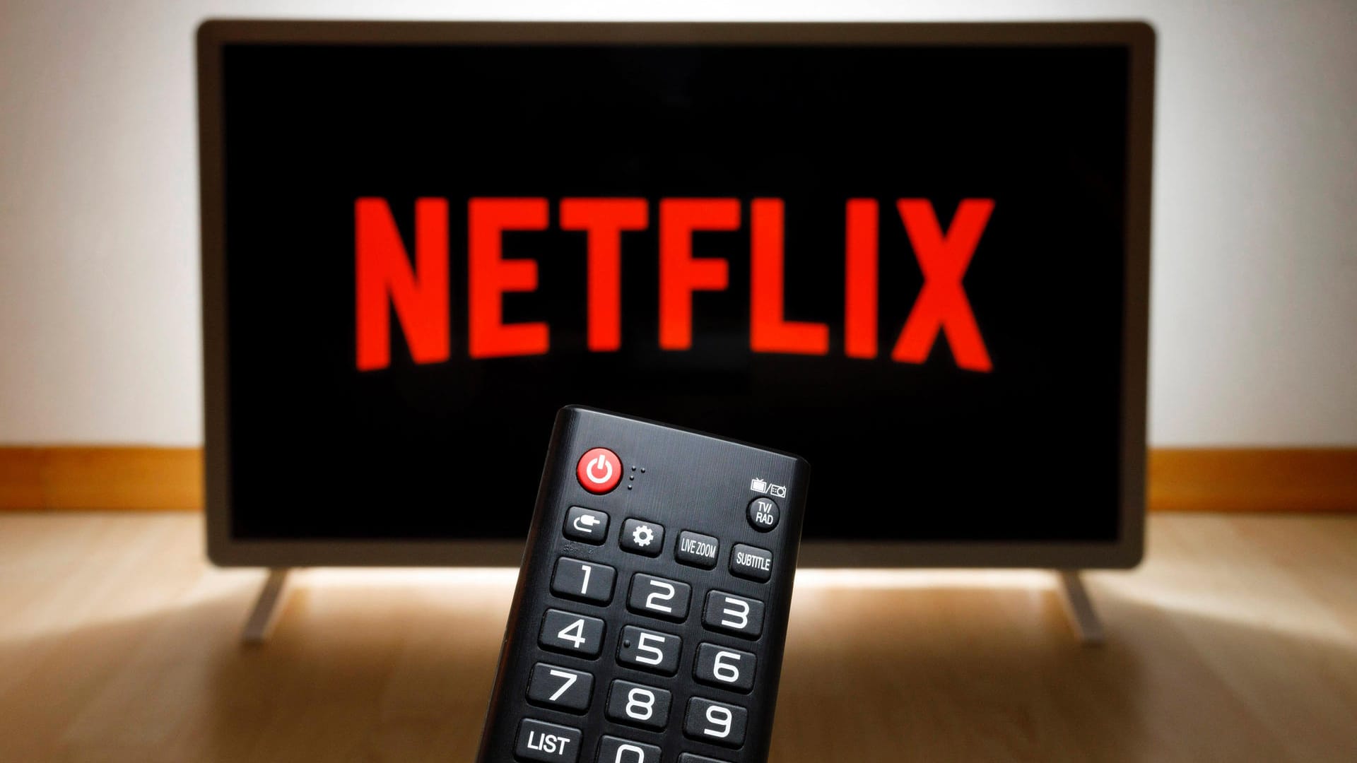 Netflix-Logo auf einem Fernseher: Der Streamindienst erhöht die Preise.