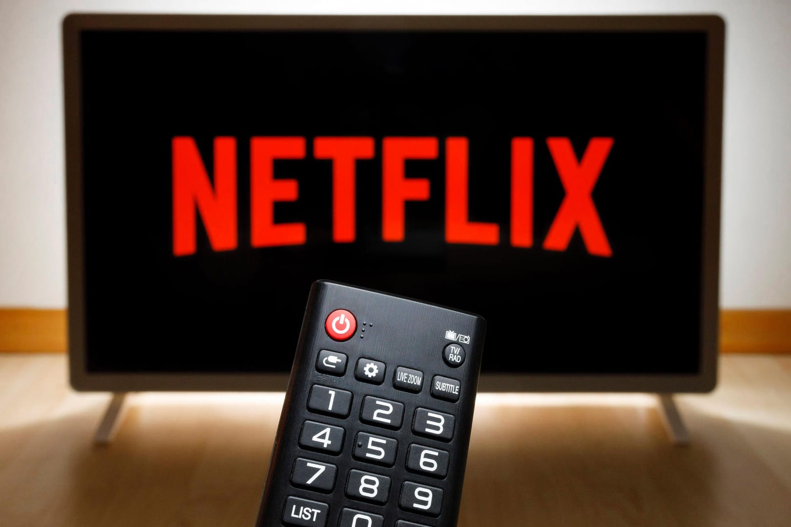 Netflix-Logo auf einem Fernseher: Der Streamindienst erhöht die Preise.