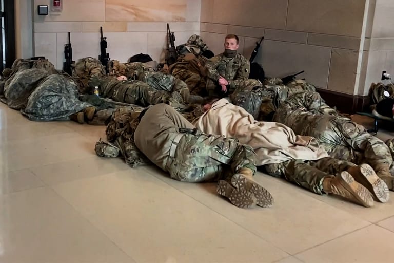 "Surreale Bilder": Hunderte Soldaten schlafen auf dem Boden des Kapitols, sollen das Zentrum der US-Demokratie sichern.