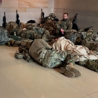 "Surreale Bilder": Hunderte Soldaten schlafen auf dem Boden des Kapitols, sollen das Zentrum der US-Demokratie sichern.