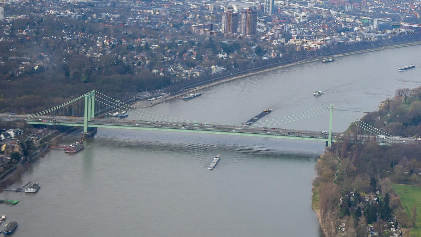 Die Rodenkirchener Brücke im Kölner Süden (Archivfoto): Sie ist stark ausgelastet und soll deswegen ersetzt werden.