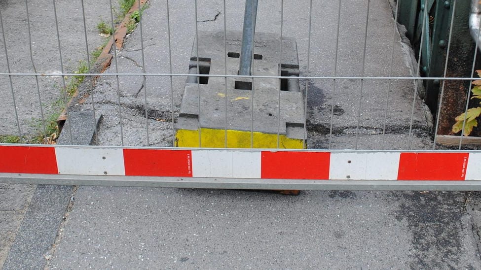 Die Absackung auf der B7 in Wuppertal ist abgesperrt: Warum die Fahrbahn absackte, ist noch nicht klar.