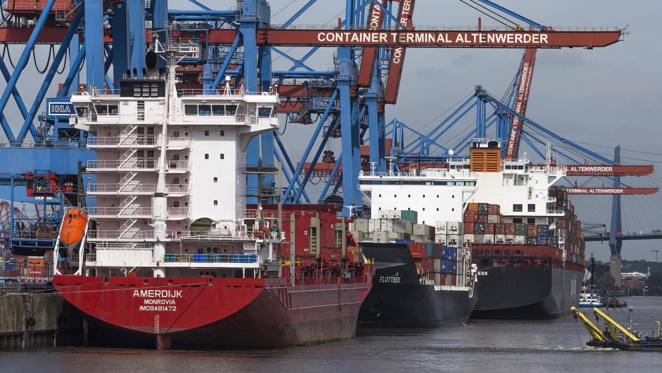 Containerschiff (Symbolbild): Die deutsche Wirtschaft ist 2020 um fünf Prozent eingebrochen.