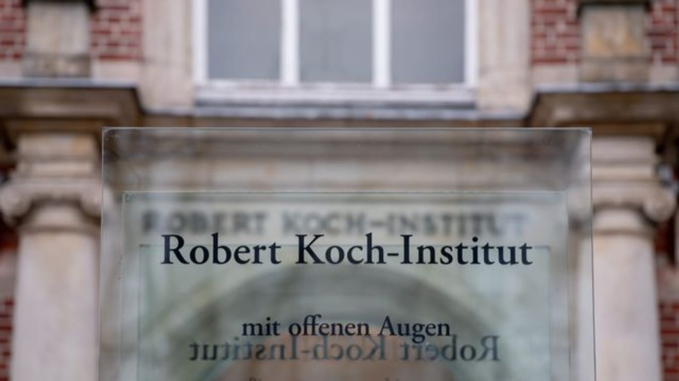 Der Eingang zum Robert Koch-Institut (RKI), in dem die aktuelle Lage zum Coronavirus beurteilt wird.