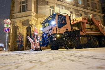 Ein Fahrzeug des Winterdienstes räumt die Straßen im Stadtteil Lindenau vom Schnee: Binnen weniger Minuten viel eine Menge Schnee.